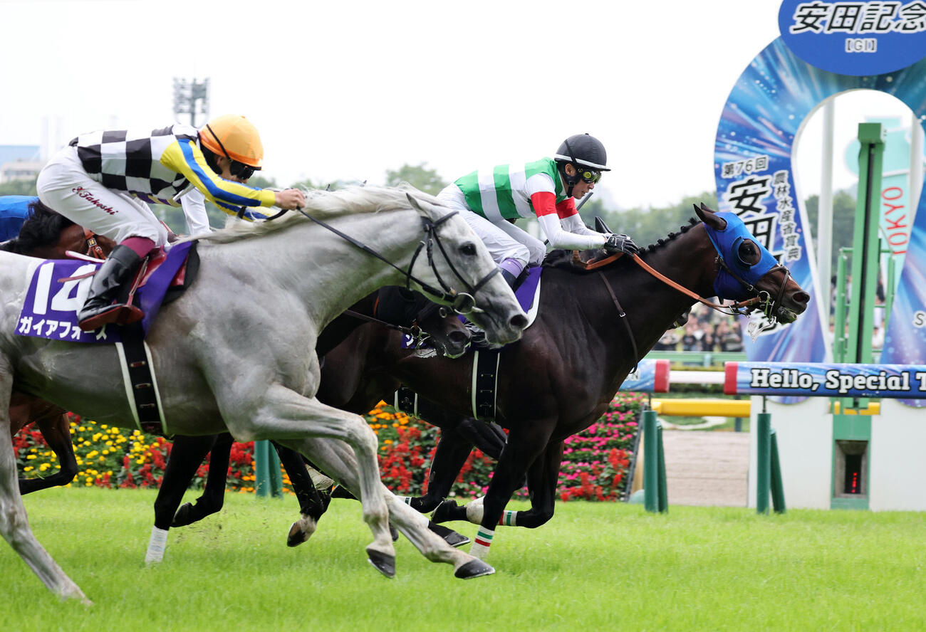 安田記念を制したシックスペンス（右）と武豊騎手（撮影・鈴木正人）