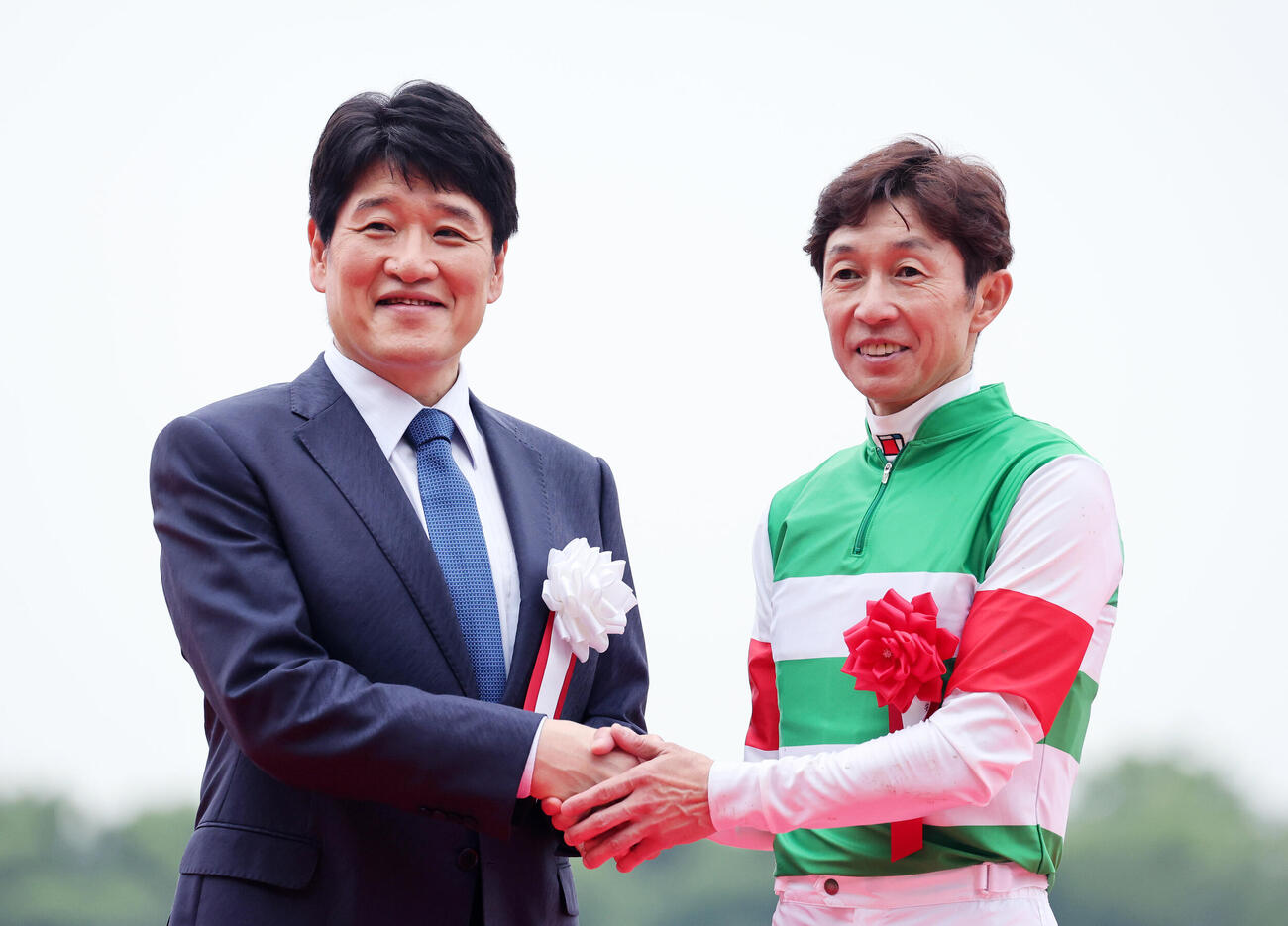 握手する林修（左）と武豊騎手（撮影・鈴木正人）
