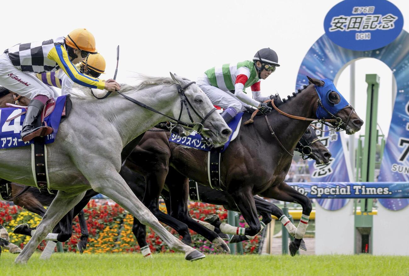安田記念を制した武豊騎乗のシックスペンス（右）（共同）