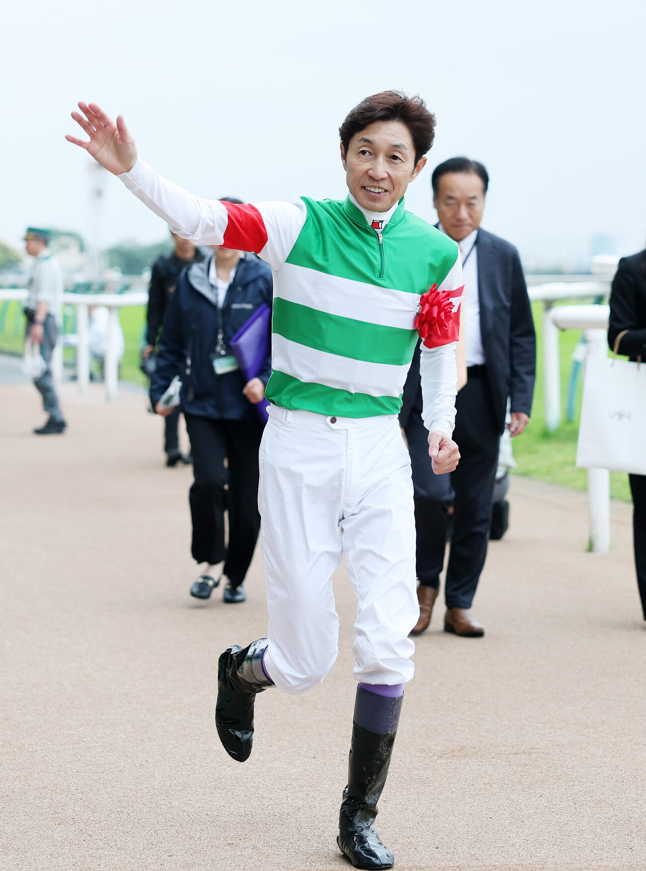 安田記念を制しファンに手を振る武豊騎手（撮影・鈴木正人）