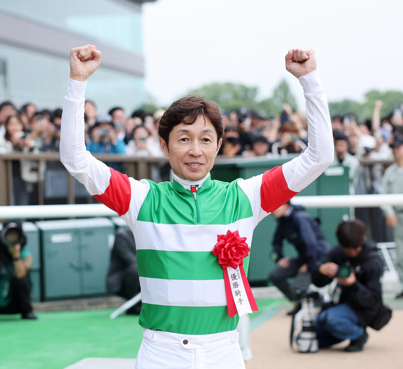 安田記念を制しガッツポーズする武豊騎手（撮影・鈴木正人）