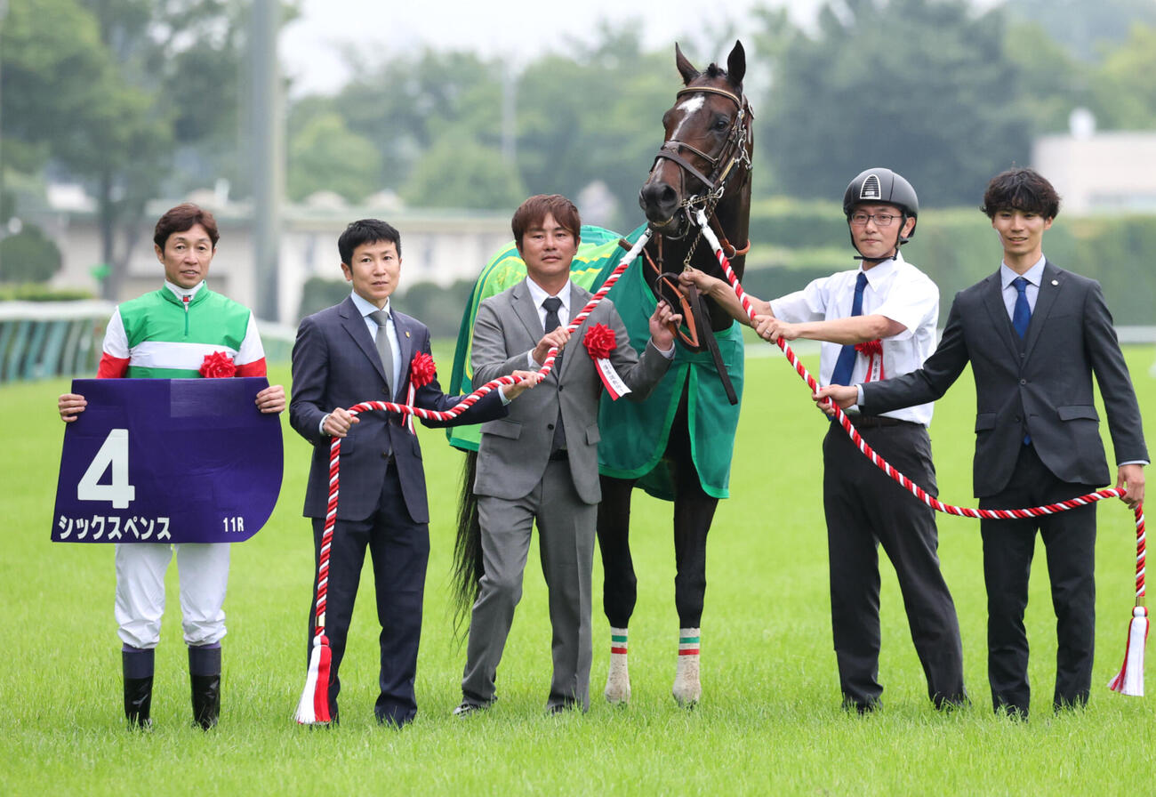 シックスペンスで安田記念を制し口取りに臨む、左から武豊騎手、田中博師（撮影・鈴木正人）