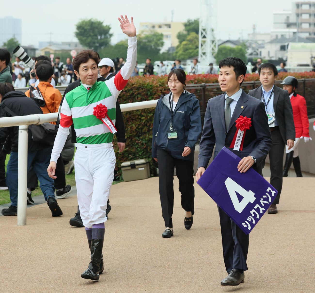 安田記念を制したシックスペンスの口取りに向かう武豊騎手と田中博康調教師（撮影・丹羽敏通）