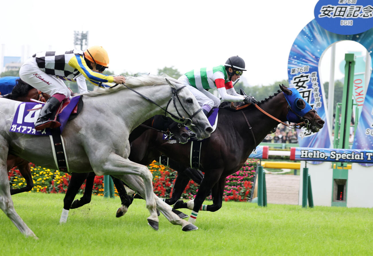 東京11R　安田記念を制したシックスペンス（右）と武豊騎手（撮影・鈴木正人）＝2026年6月7日