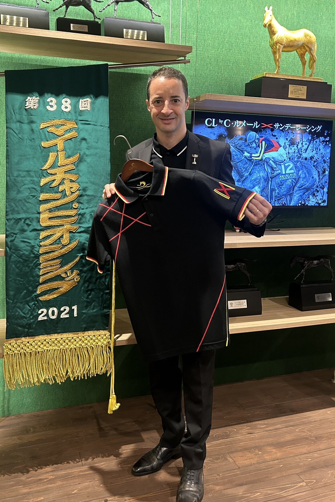 新商品発表に笑顔を見せるクリストフ・ルメール騎手（撮影・原田竣矢）