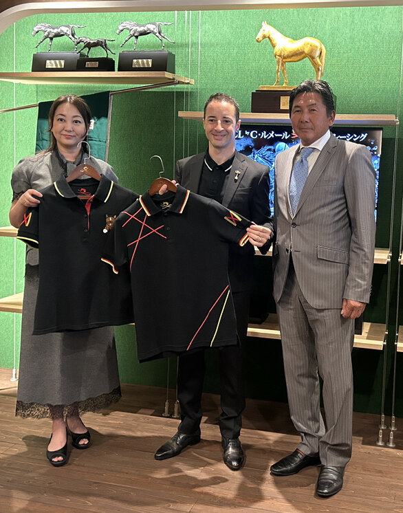 新商品発表に笑顔を見せる、左からサンデーレーシングの吉田真由美取締役、クリストフ・ルメール騎手、全日本高等学校馬術連盟の河北浩峰副理事長（撮影・原田竣矢）