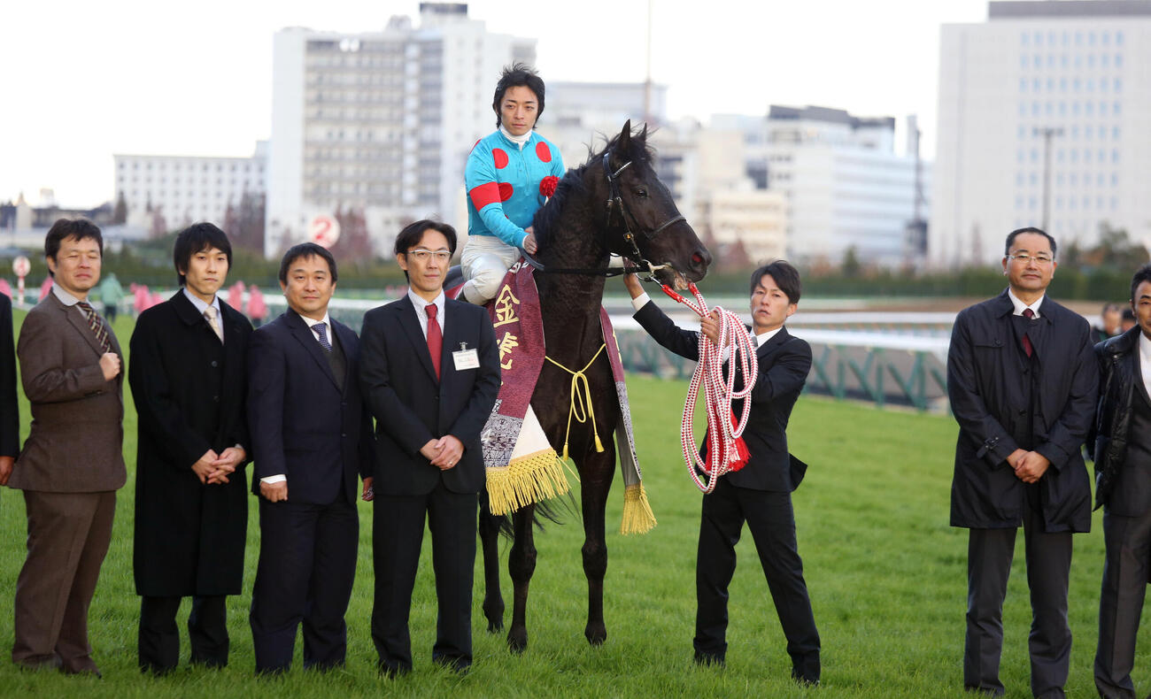 金鯱賞で1着のラストインパクトと川田将雅騎手ら（2014年12月6日撮影）