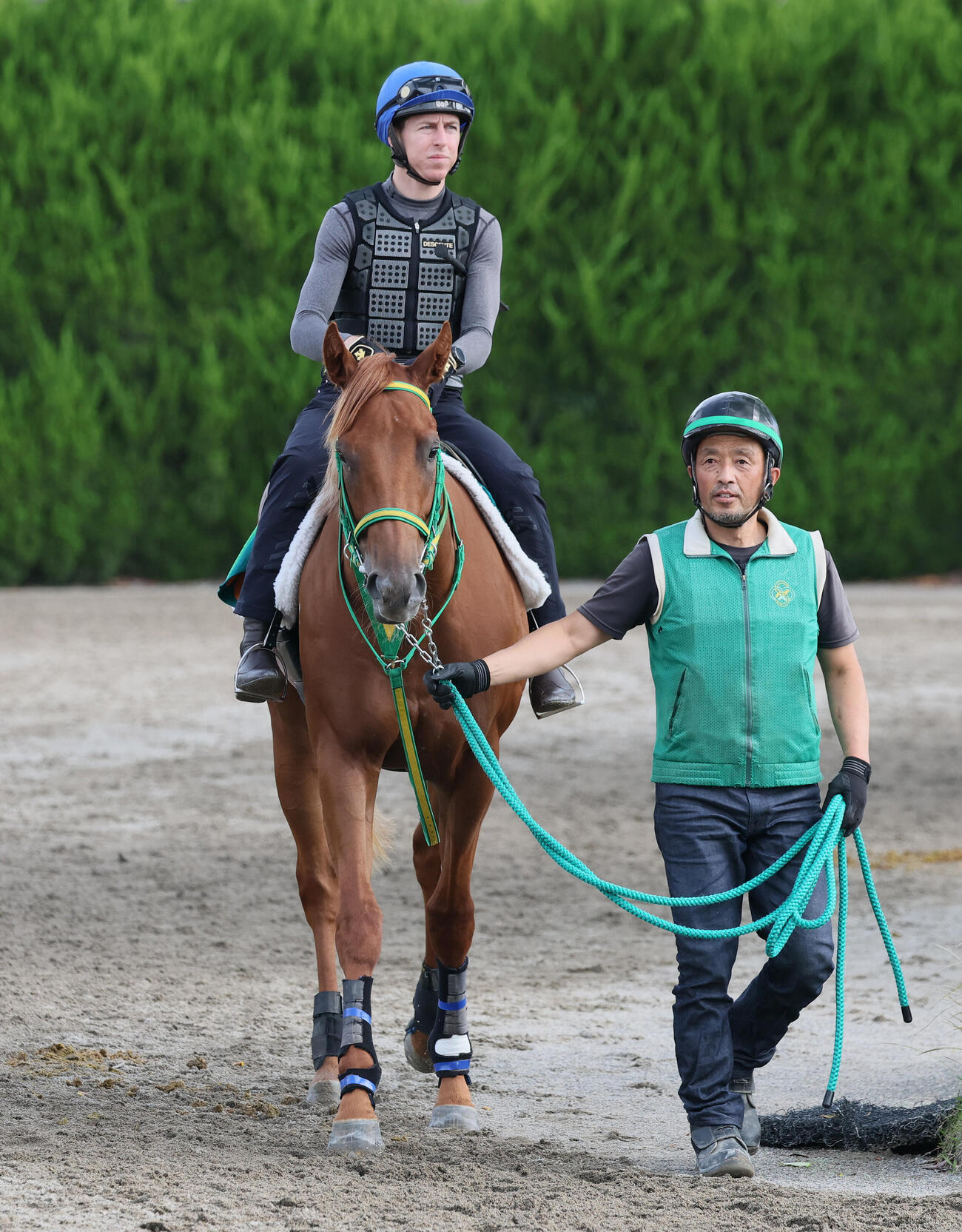 馬場へ向かうデミアンとダミアン・レーン騎手（撮影・丹羽敏通）