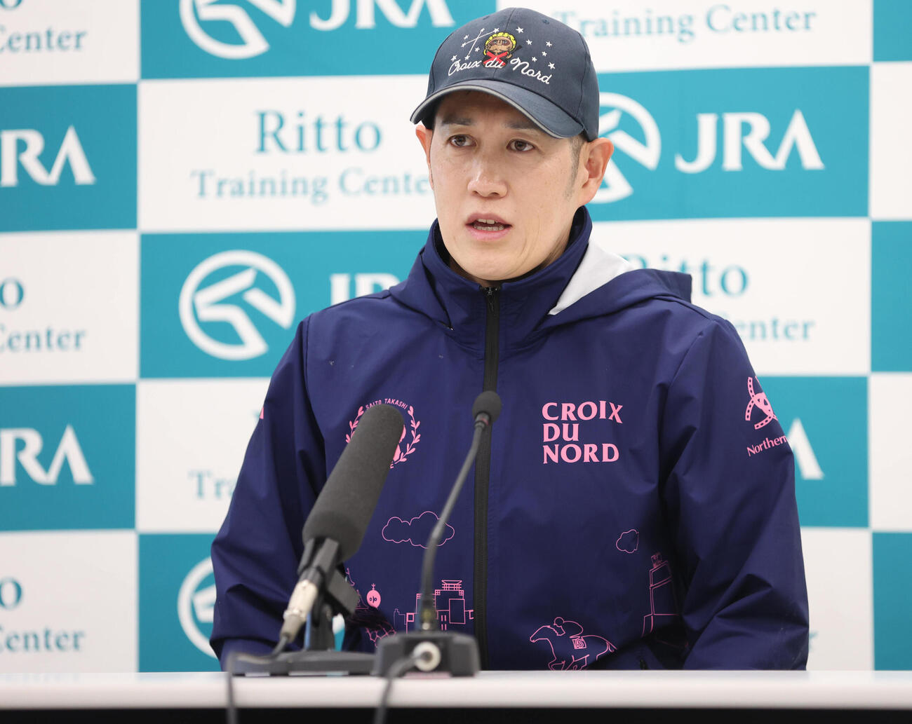 共同会見に出席する斉藤崇史調教師
