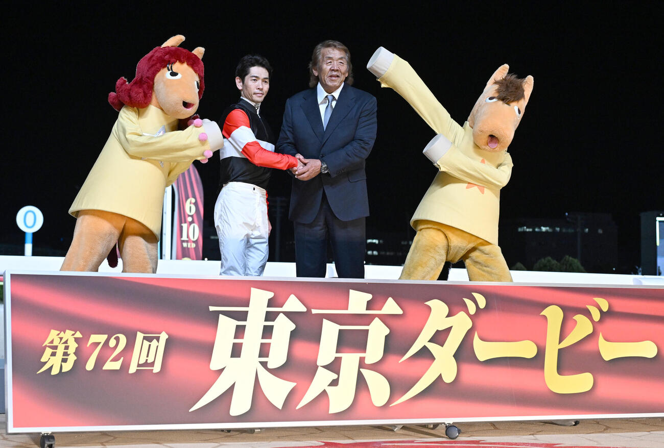 東京ダービーをフィンガーで制し、プレゼンターを務めた長州力（右）と記念撮影する戸崎圭太騎手（撮影・千葉一成）