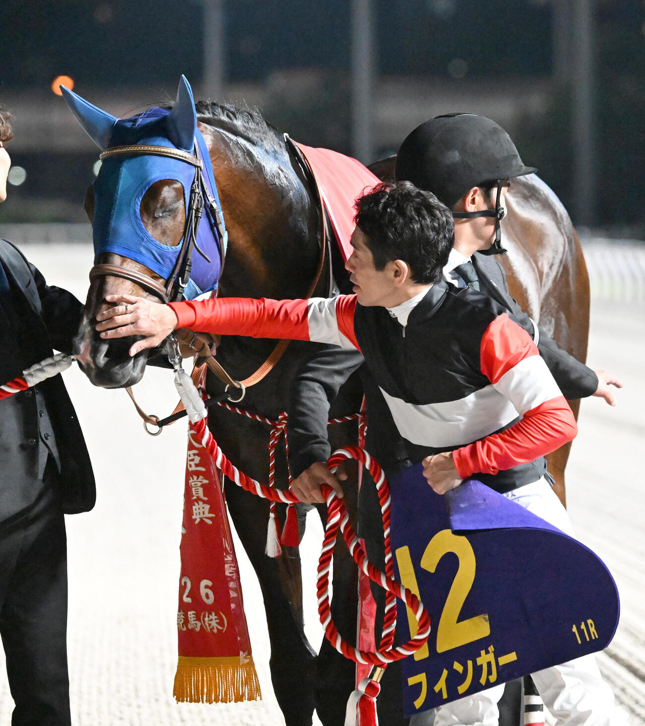 東京ダービーを制し、フィンガーをねぎらう戸崎圭太騎手（撮影・千葉一成）