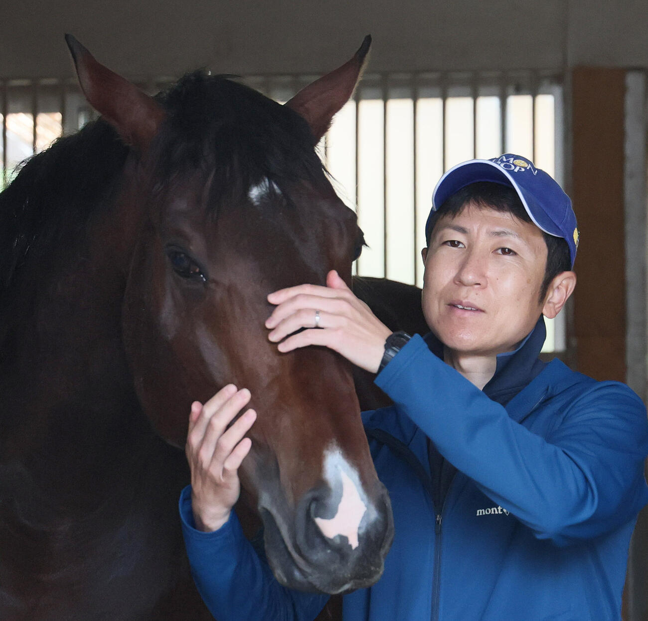 東京ダービー制覇から一夜明けて、田中博康調教師に甘えるフィンガー（撮影・丹羽敏通）