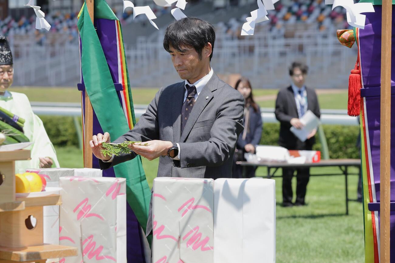 函館競馬場で行われた馬場のお清めで、玉串を奉納する楠野哲也場長
