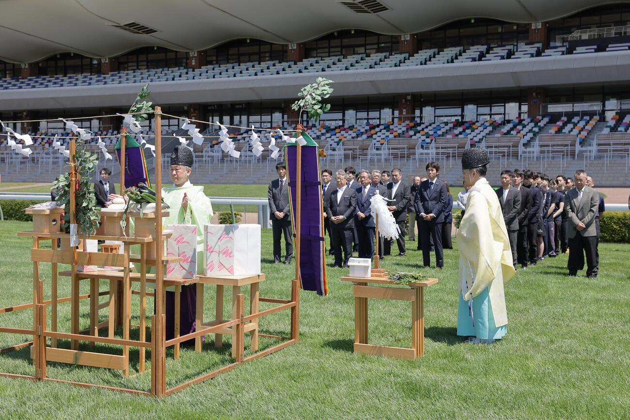 函館競馬場で行われた馬場のお清め