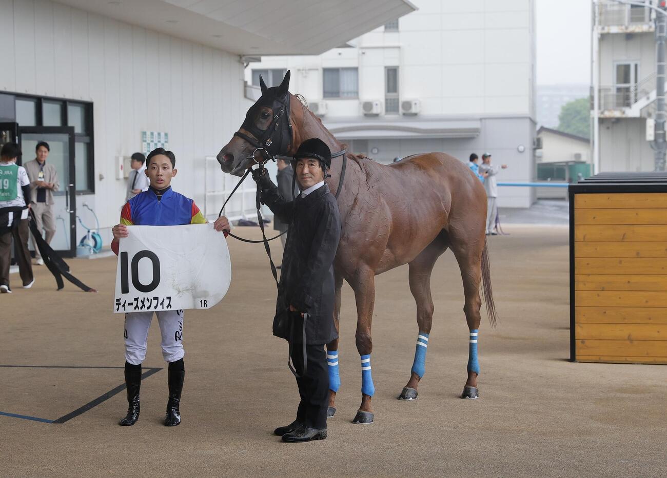 函館開催開幕戦を勝利したディーズメンフィスと舟山瑠泉騎手
