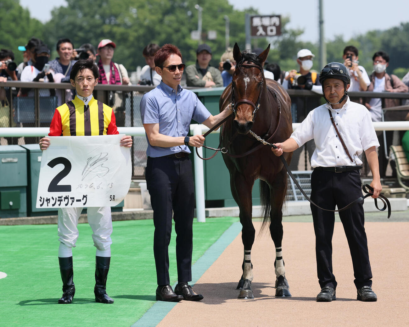 東京5R、2歳新馬戦を制したシャンデヴァーグの口取りをする津村明秀騎手（撮影・丹羽敏通）