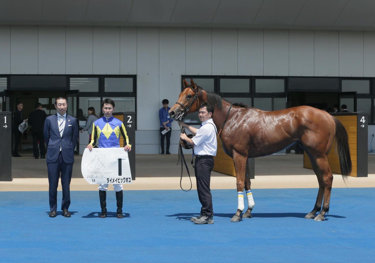 函館最初の新馬戦を勝利したダイメイビッグボスの口取りをする関係者