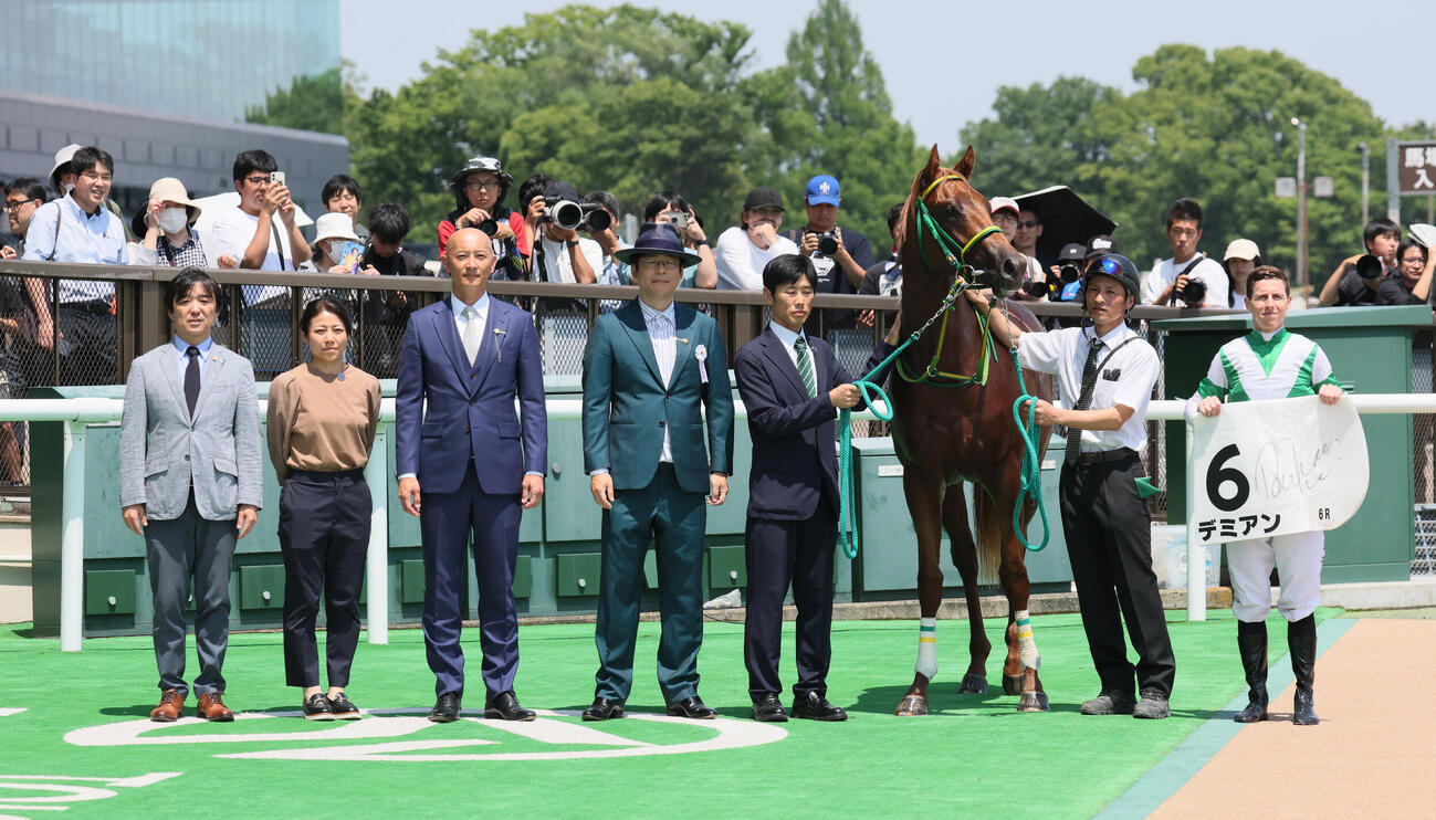 東京6R、2歳新馬戦を制したデミアンの口取りをする斎藤誠調教師とダミアン・レーン騎手（撮影・丹羽敏通）