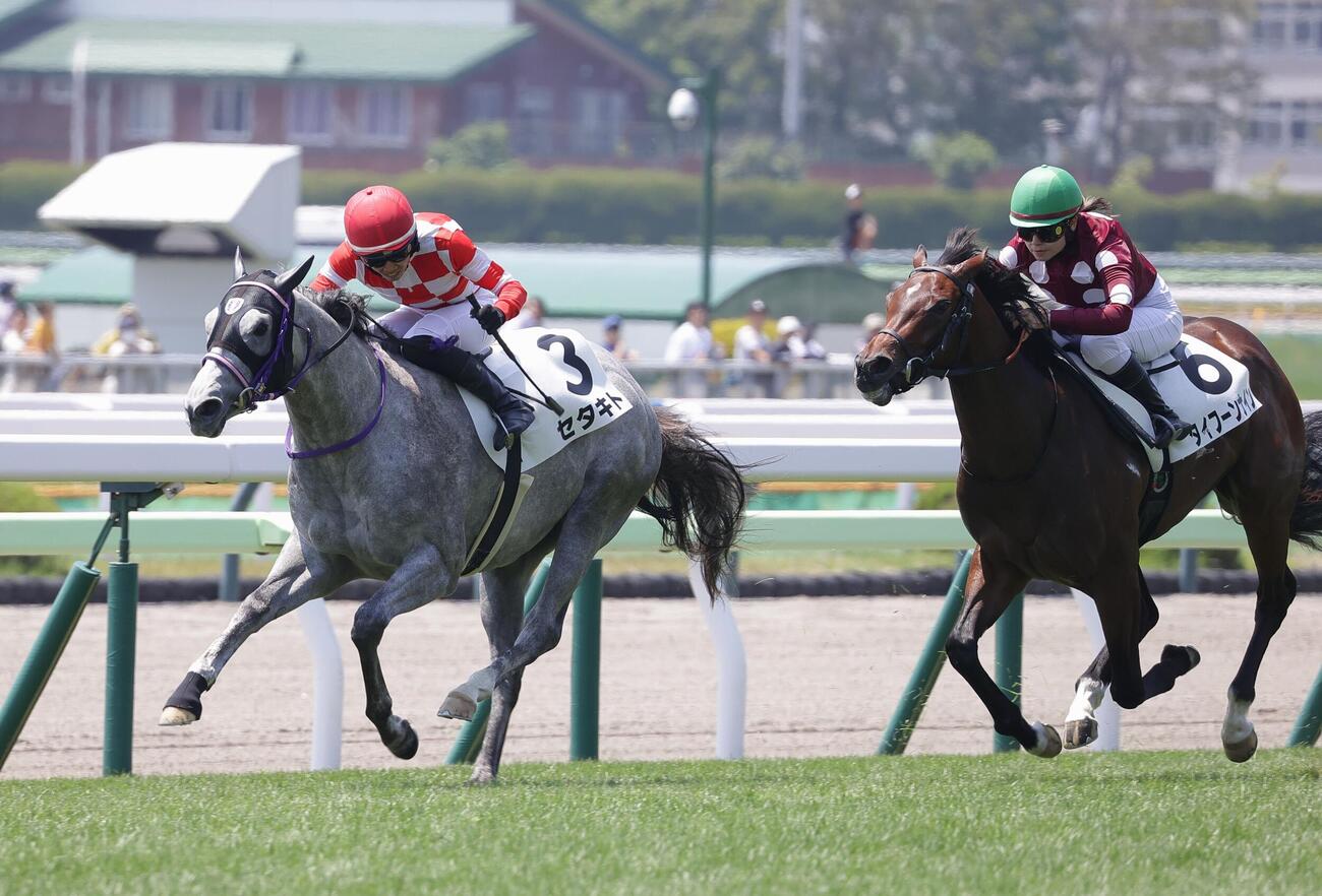 函館5R、新馬戦を制したセタキト（左）