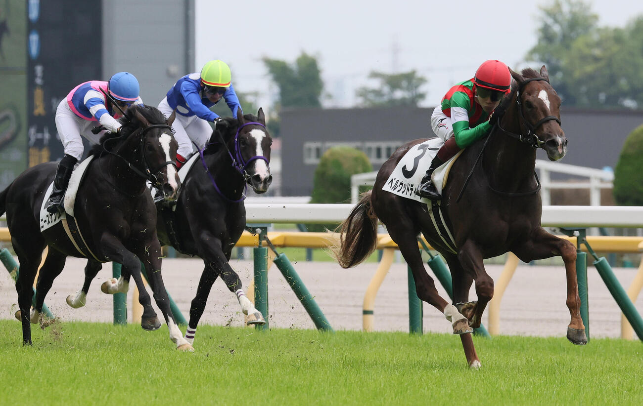 東京5R、2歳新馬戦を制したベルウッドディープと三浦皇成騎手（右）（撮影・丹羽敏通）