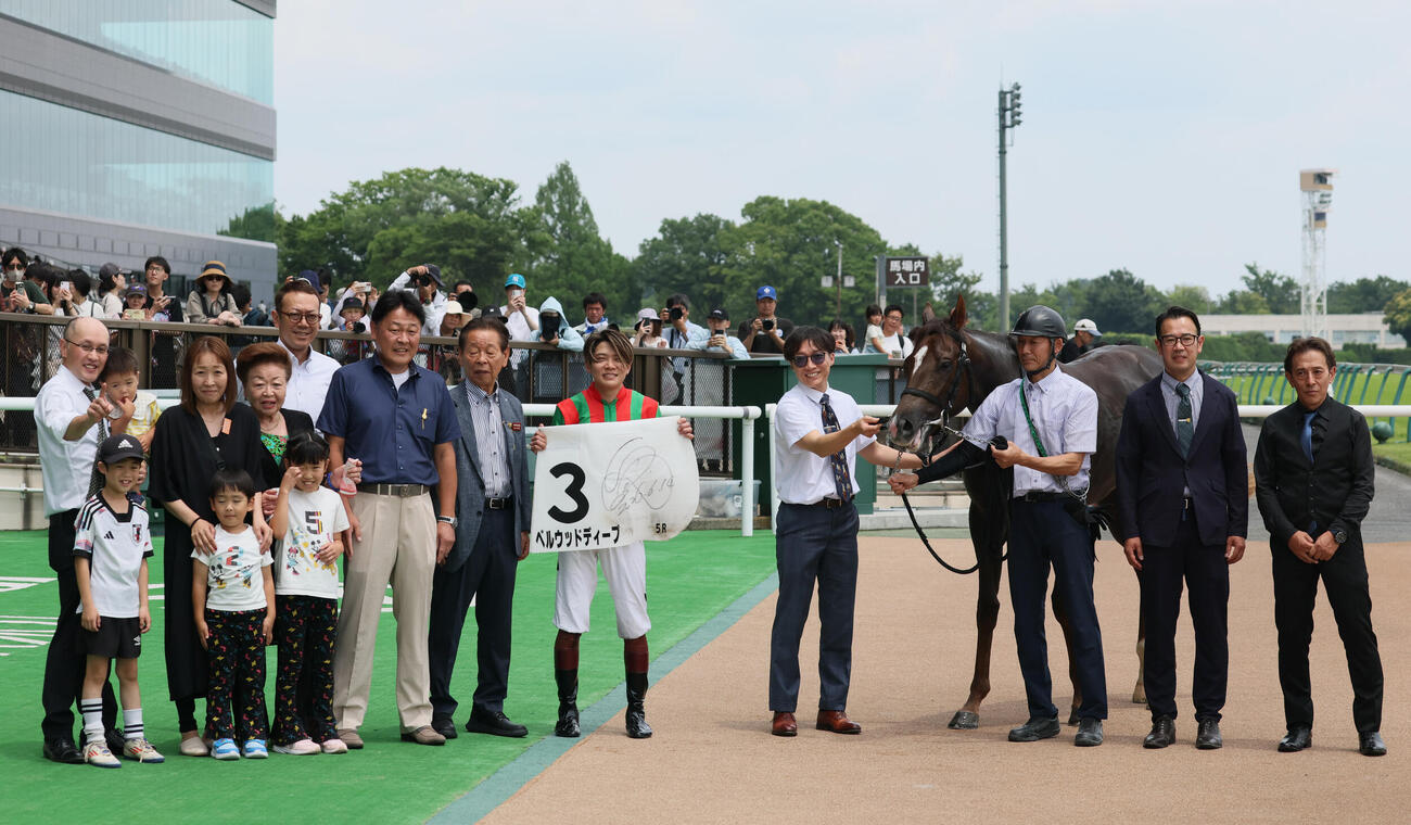 東京5R、2歳新馬戦を制したベルウッドディープの口取りをする三浦皇成騎手と室井潔調教師（撮影・丹羽敏通）