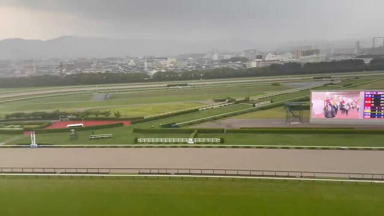 宝塚記念は馬場入場直前から阪神競馬場で強い雨が降り始めた（撮影・深田雄智）