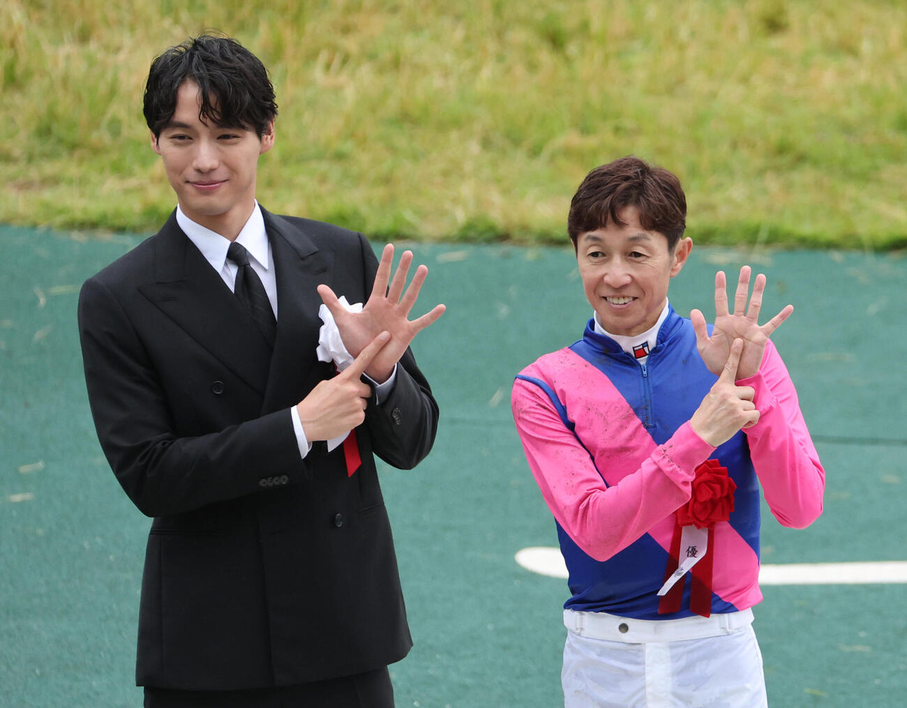 宝塚記念をメイショウタバルで制した武豊騎手はプレゼンターの福士蒼汰と「6」ポーズ（撮影・西尾就之）