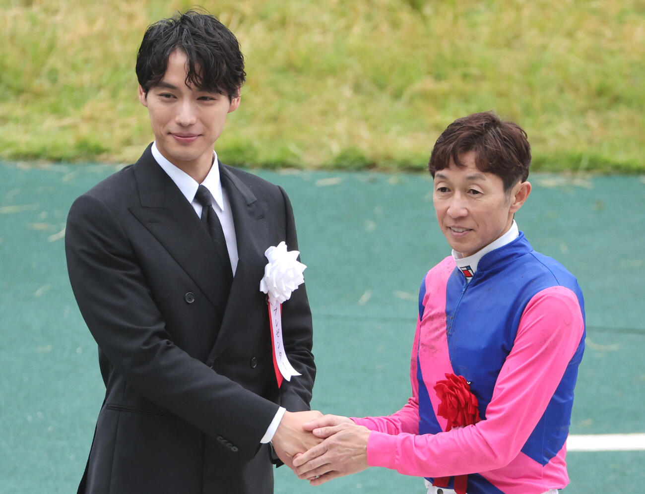 阪神11R　　宝塚記念をメイショウタバルで制した武豊騎手はプレゼンターの福士蒼汰握手（撮影・西尾就之）