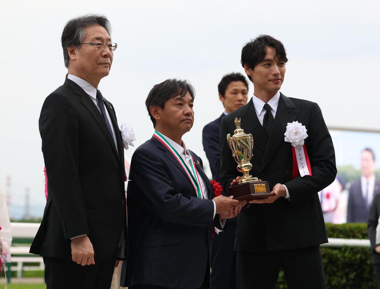 記念写真に納まる、左から吉田正義JRA理事長、松本好隆オーナー、プレゼンター福士蒼汰（撮影・白石智彦）