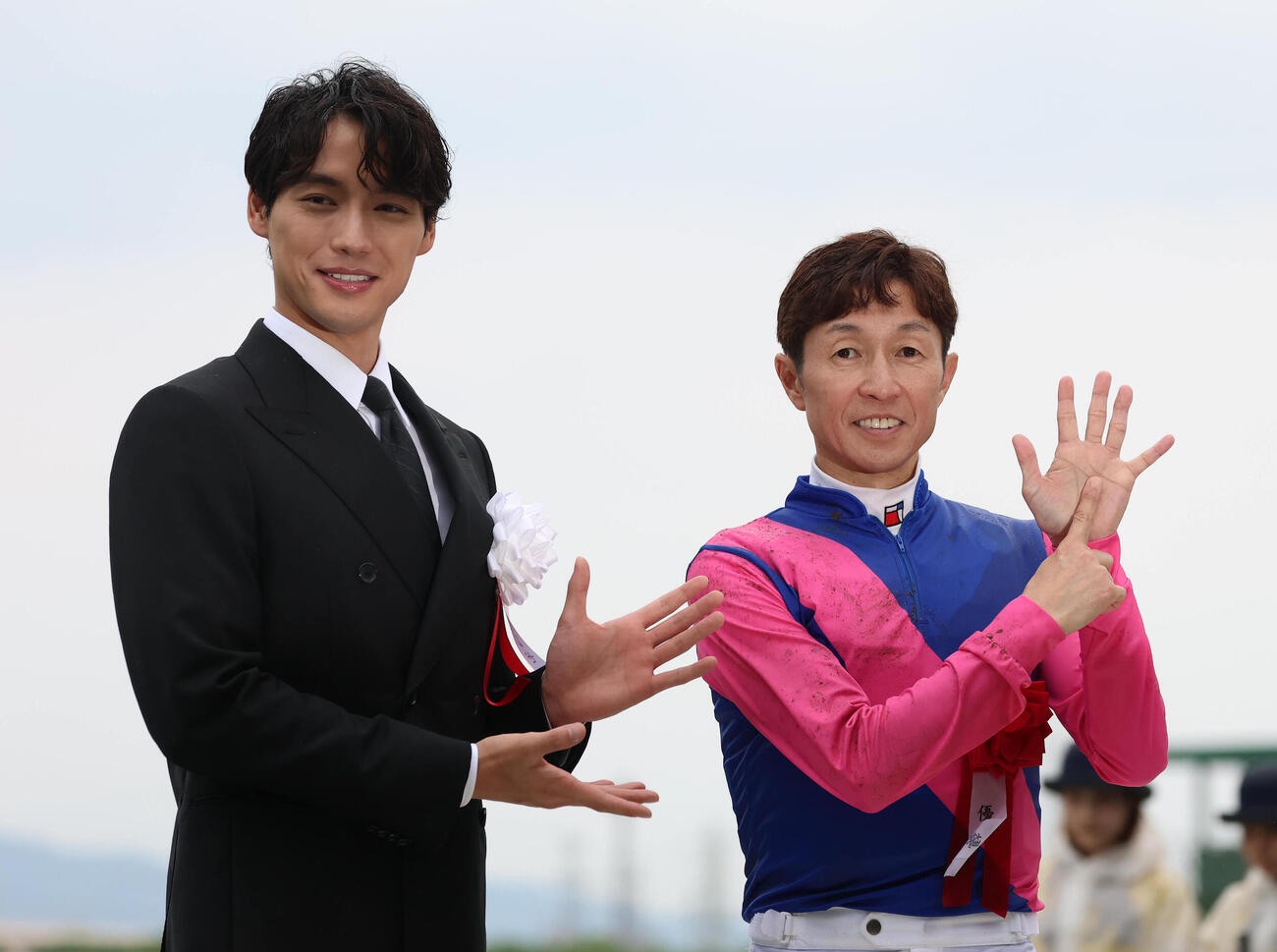 記念写真に納まる福士蒼汰（左）と宝塚記念6勝目をアピールする武豊騎手（撮影・白石智彦）