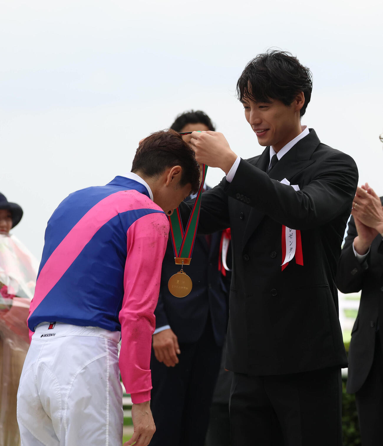 武豊騎手（左）に優勝メダルをかけるプレゼンターの福士蒼汰（撮影・白石智彦）
