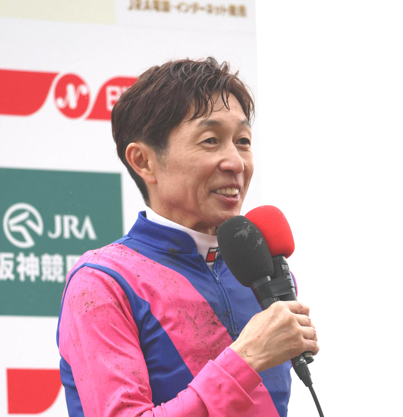 ヒーローインタビューに答える武豊騎手（撮影・白石智彦）