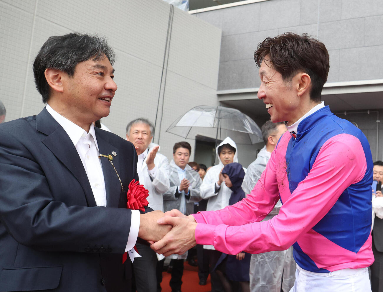 笑顔で握手を交わす松本好隆オーナー（左）と武豊騎手（撮影・白石智彦）