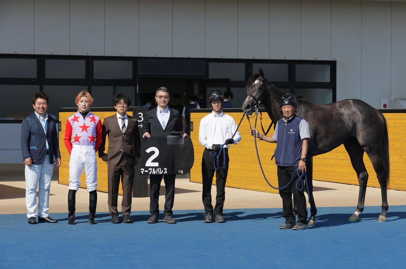 函館11R　函館日刊スポーツ杯を制したマーブルパレスと斎藤新騎手（左から2人目）