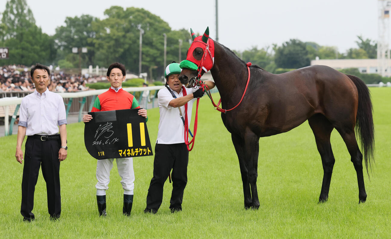 東京11R、パラダイスSを制したマイネルチケットの口取りをする津村明秀騎手（撮影・丹羽敏通）