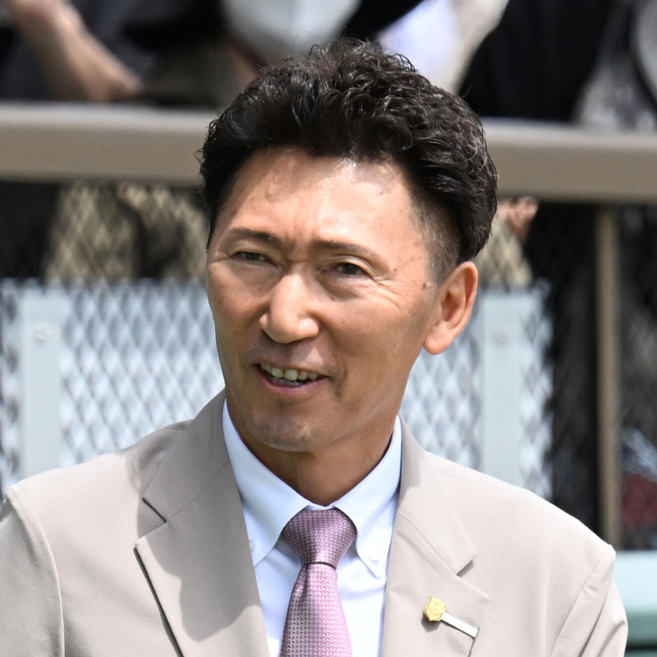 東京5R、3歳未勝利戦をリと佐々木大輔騎手で制した蛯名正義調教師（撮影・千葉一成）