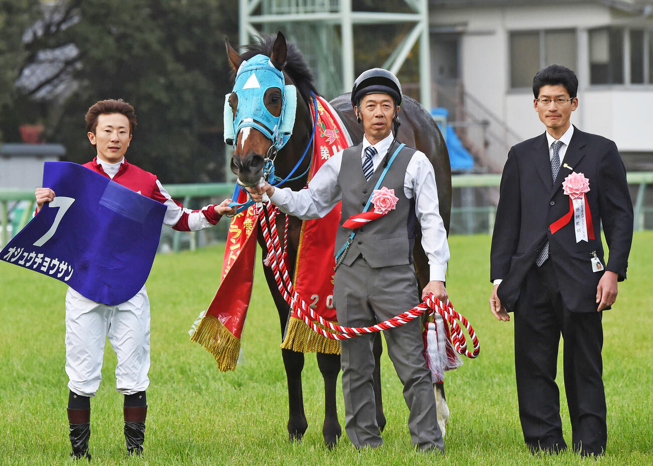 オジュウチョウサンと和田正一郎調教師（右）（2016年撮影）