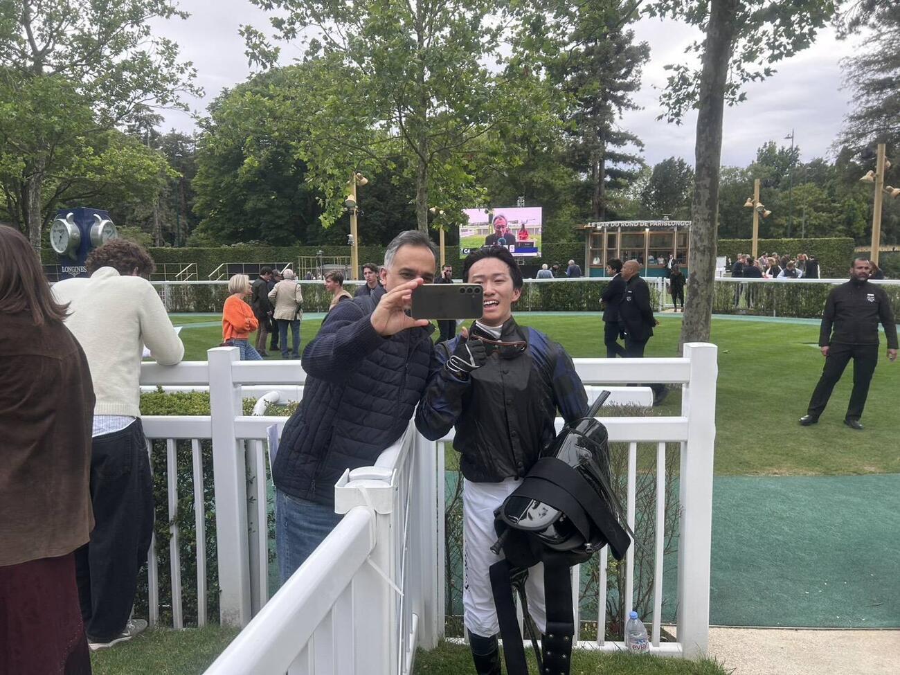 11日のパリロンシャン競馬場でフランス初騎乗初勝利を達成した菅原明良騎手とファン