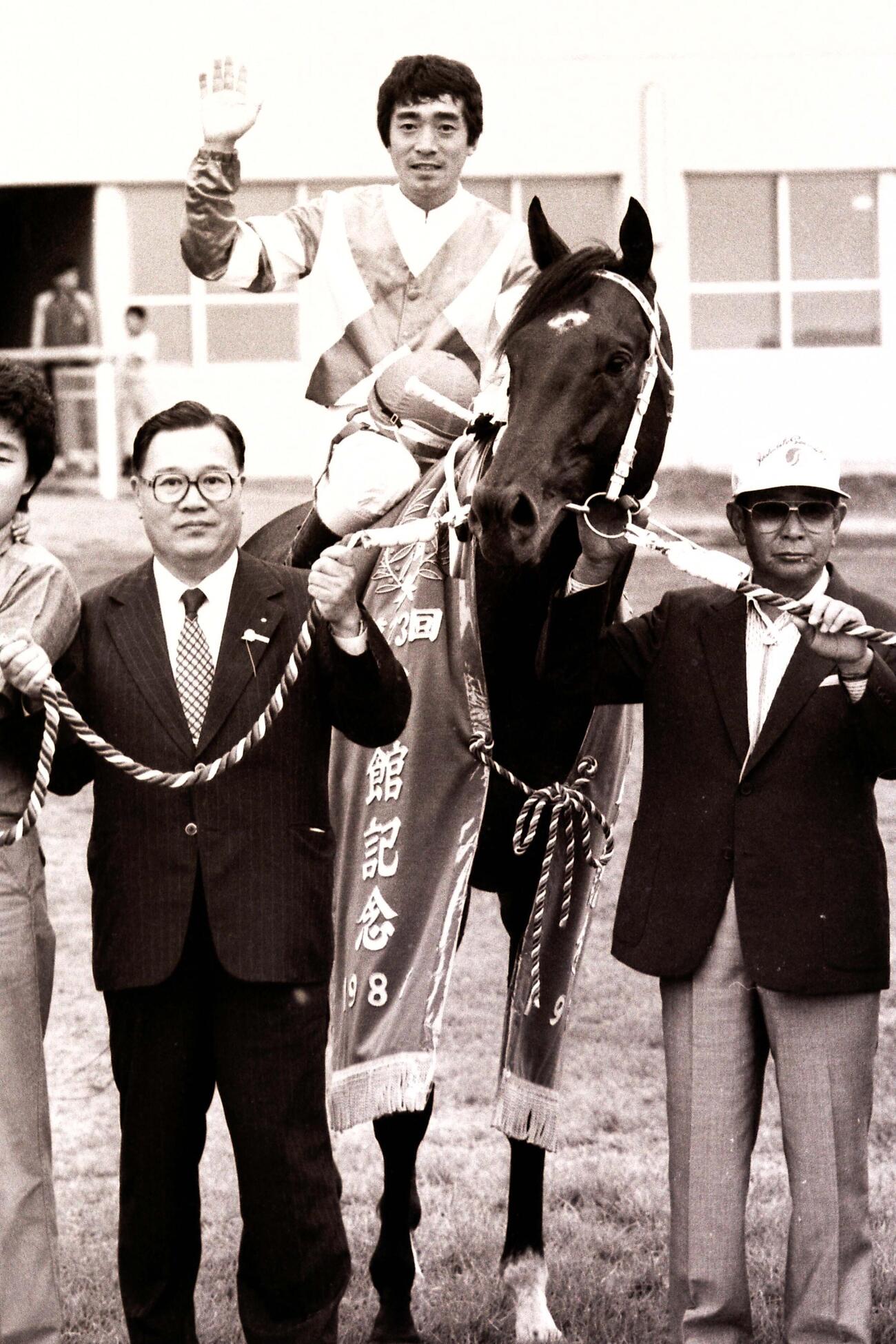 87年函館記念を制したウインドストースと加藤和宏騎手