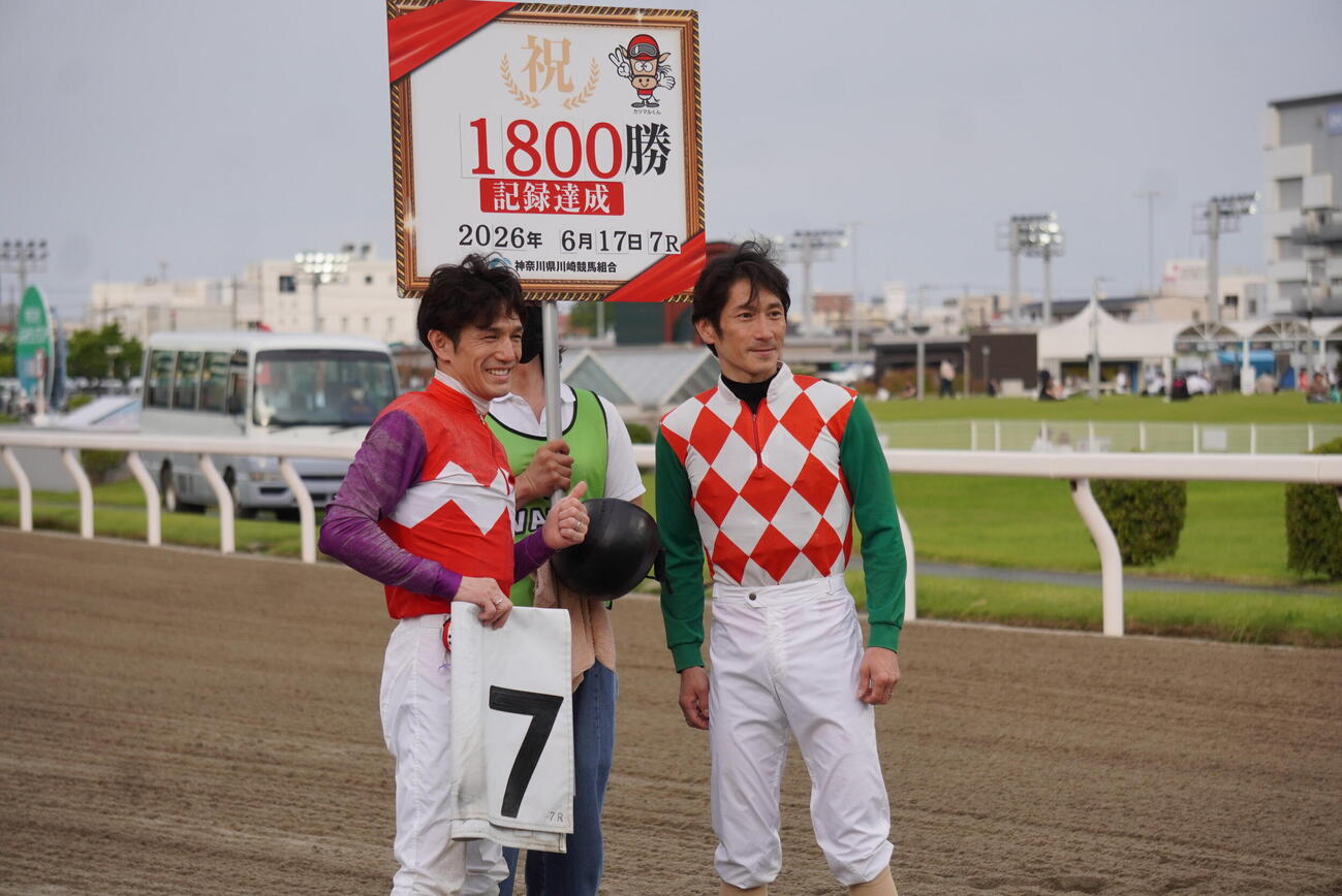 川崎7Rをコパノモンタナで勝利し、地方通算1800勝を達成した和田譲治騎手（左）