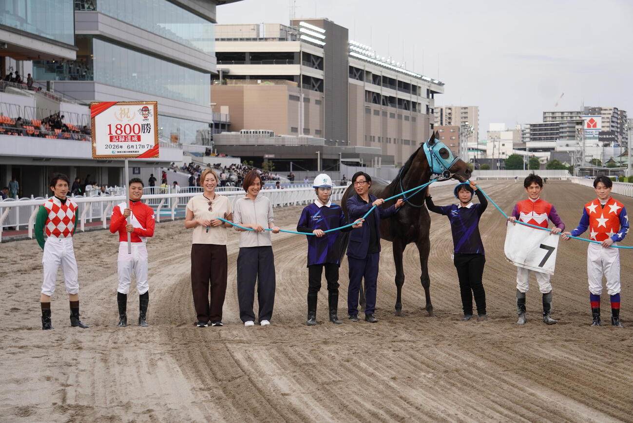 17日の川崎7Rをコパノモンタナで勝利し、地方通算1800勝を達成した和田譲治騎手（右から2人目）