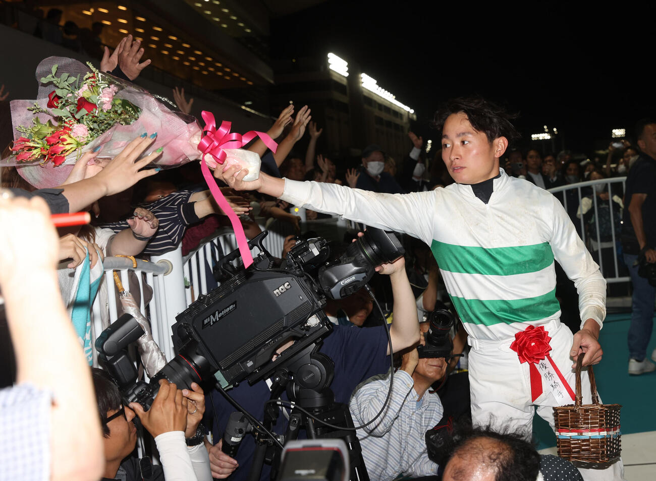 関東オークスを制したペンダントの岩田望来騎手は花束をファンにプレゼントする（撮影・柴田隆二）