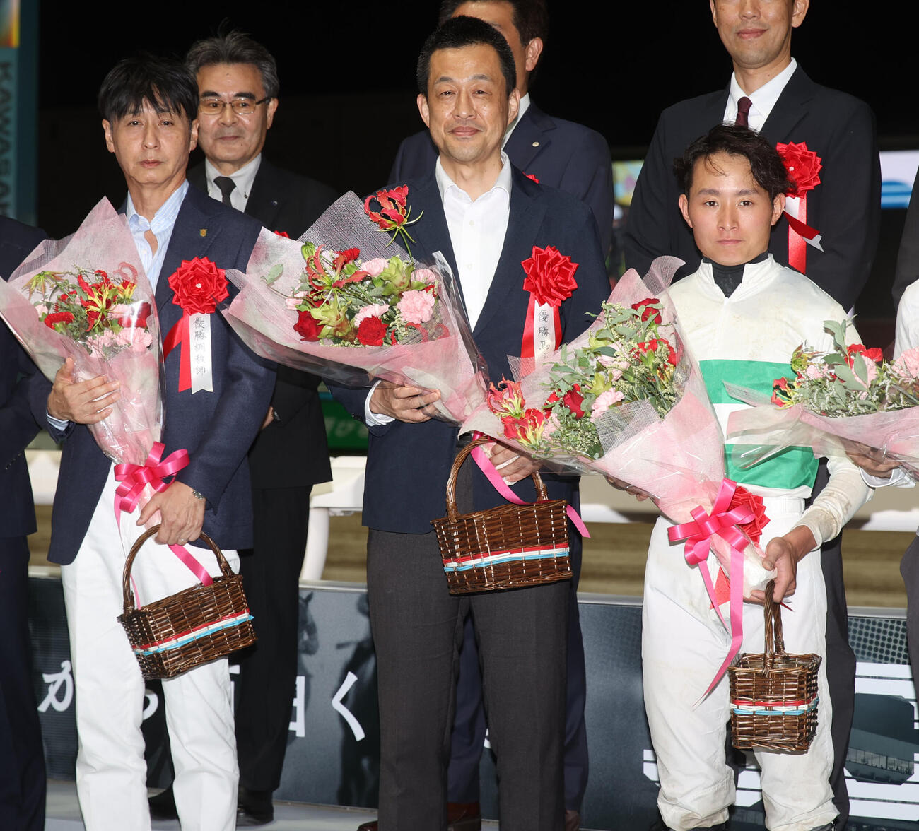 関東オークスを制したペンダントの岩田望来騎手（右）と池江泰寿調教師（左）（撮影・柴田隆二）