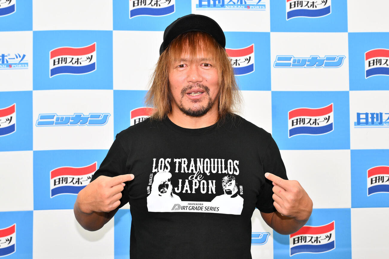 岩手競馬とコラボしたTシャツをアピールする内藤哲也（撮影・滝沢徹郎）