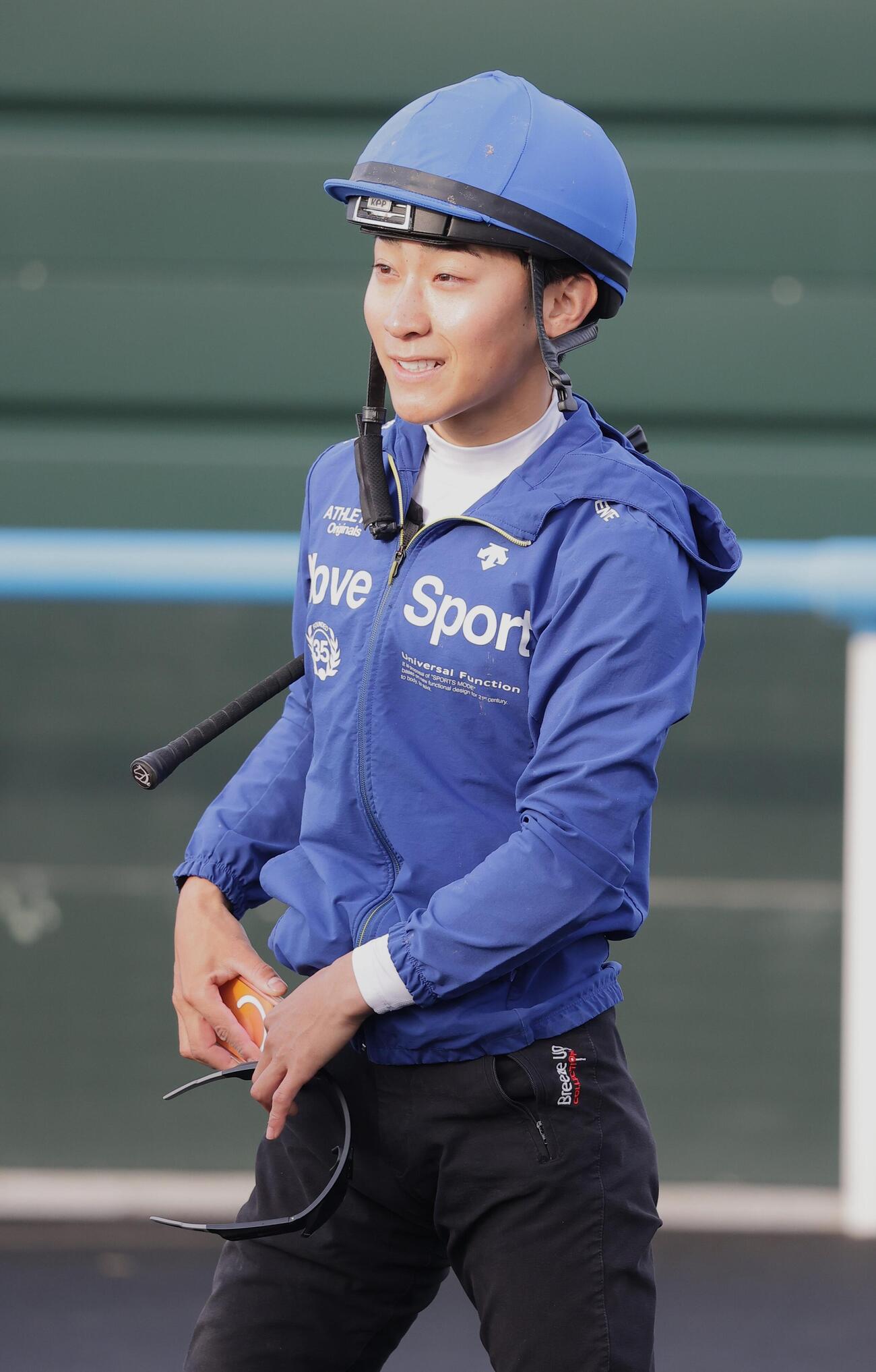 函館競馬場で調教騎乗に励む小沢大仁騎手