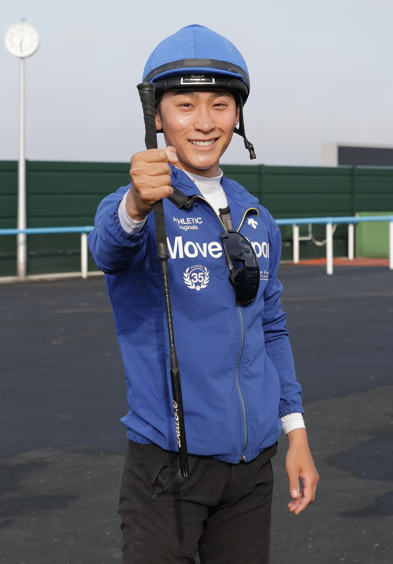函館競馬場で調教騎乗に励む小沢大仁騎手
