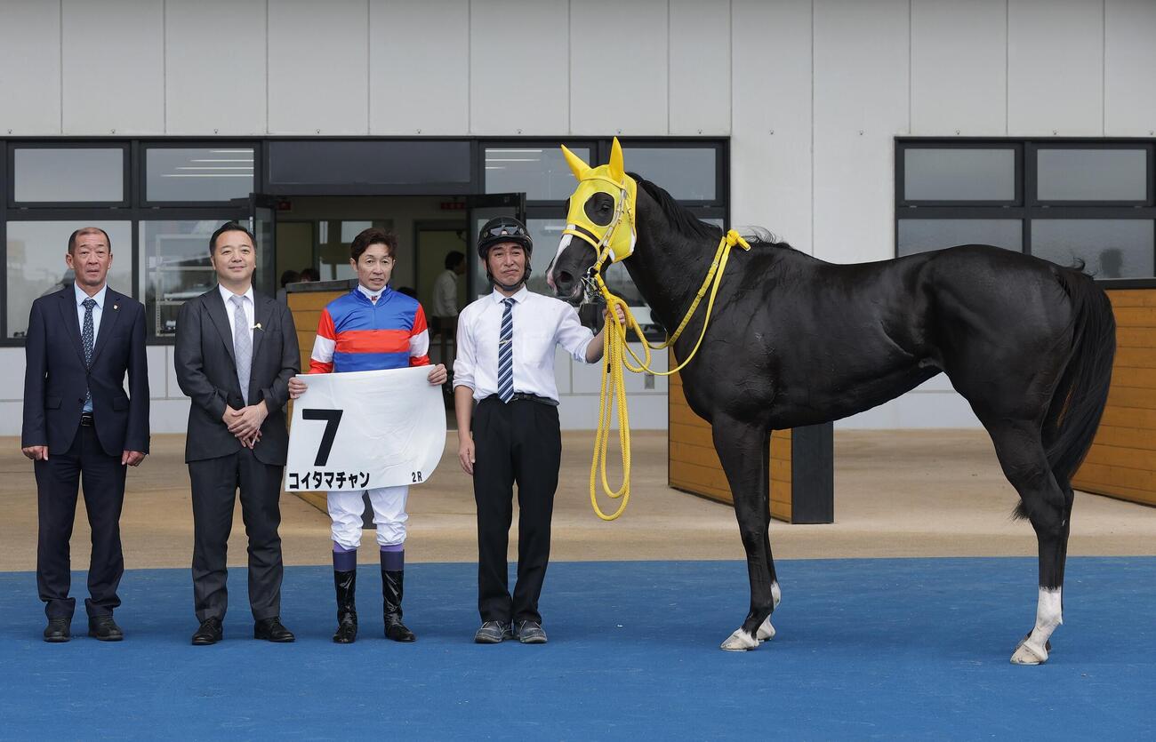 函館2Rを勝利したコイタマチャンの口取りをする武豊騎手と関係者