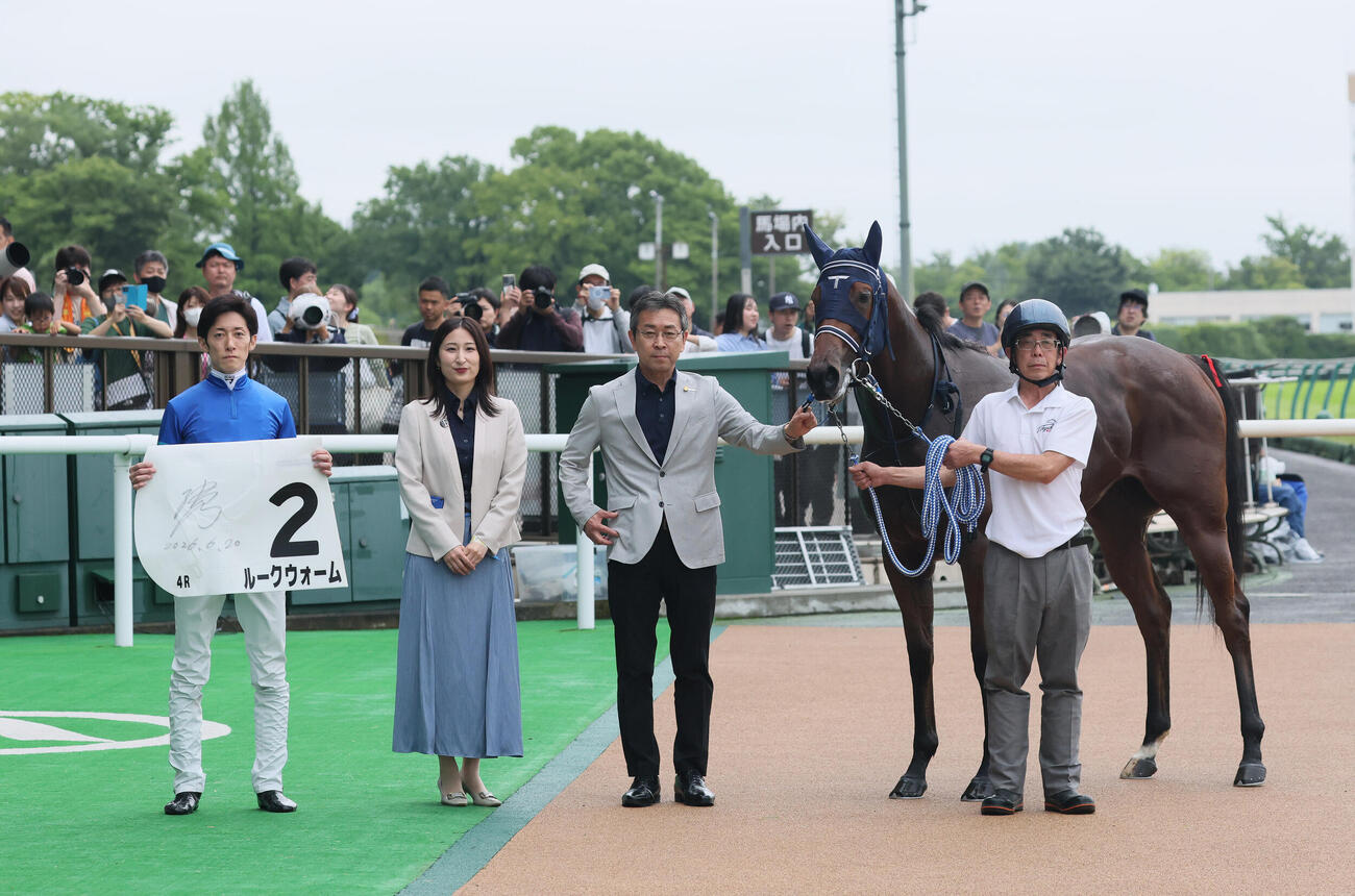 東京4R、2歳新馬戦を制したルークウォームの口取りをする津村明秀騎手と手塚貴久調教師（撮影・丹羽敏通）