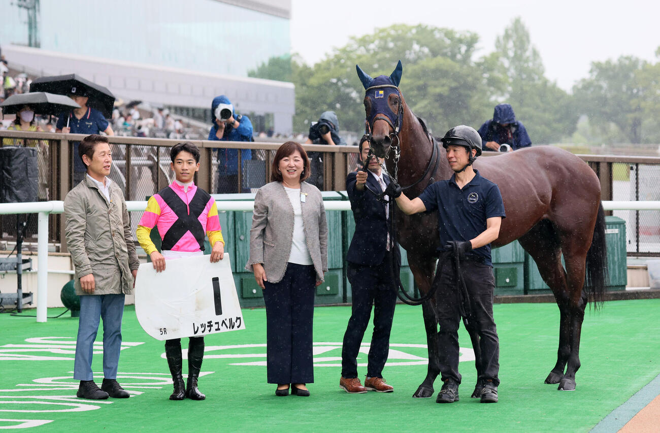 東京5R、2歳新馬戦を制したレッチェベルクの口取りをする久保田貴士調教師と荻野極騎手（撮影・丹羽敏通）