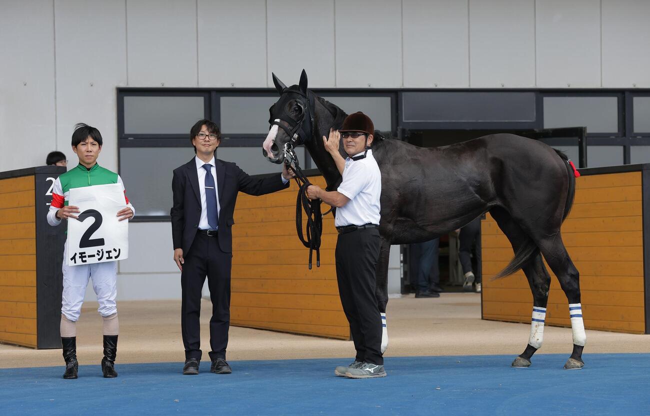 新馬勝ちを収めたイモージェンと北村友一騎手（左端）（撮影・松岡勇作）